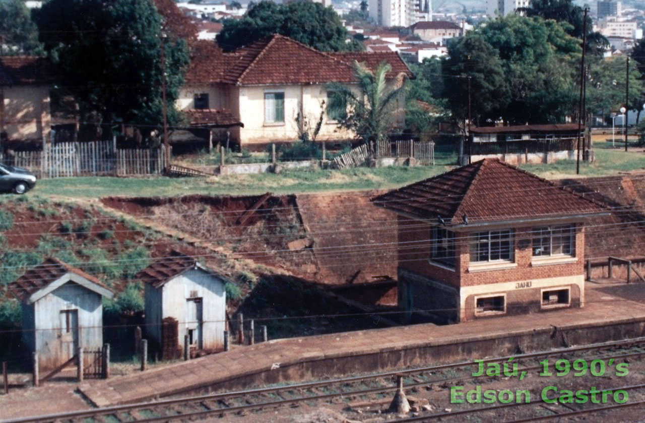 Detalhes do pátio ferroviário e do entorno da cabine de sinalização da estação de Jaú, vistos do alto