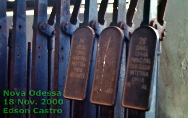 Placas indicativas nas alavancas de acionamento dos desvios na cabine de sinalização de Nova Odessa