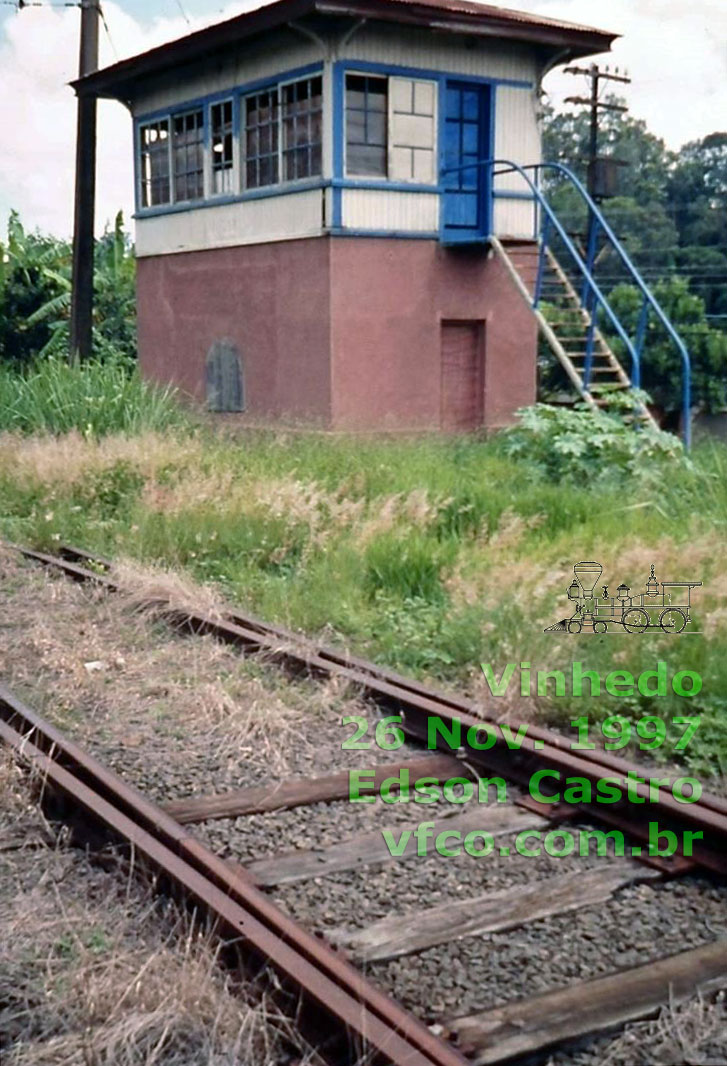 Cabine de sinalização da estação ferroviária de Vinhedo, junto aos trilhos da antiga CPEF