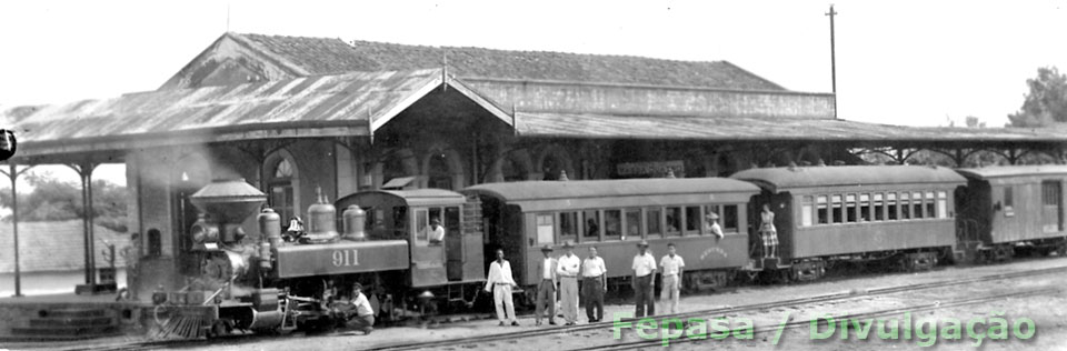 Locomotiva nº 911 com trem de passageiros na estação ferroviária de Santa Rita do Passa Quatro