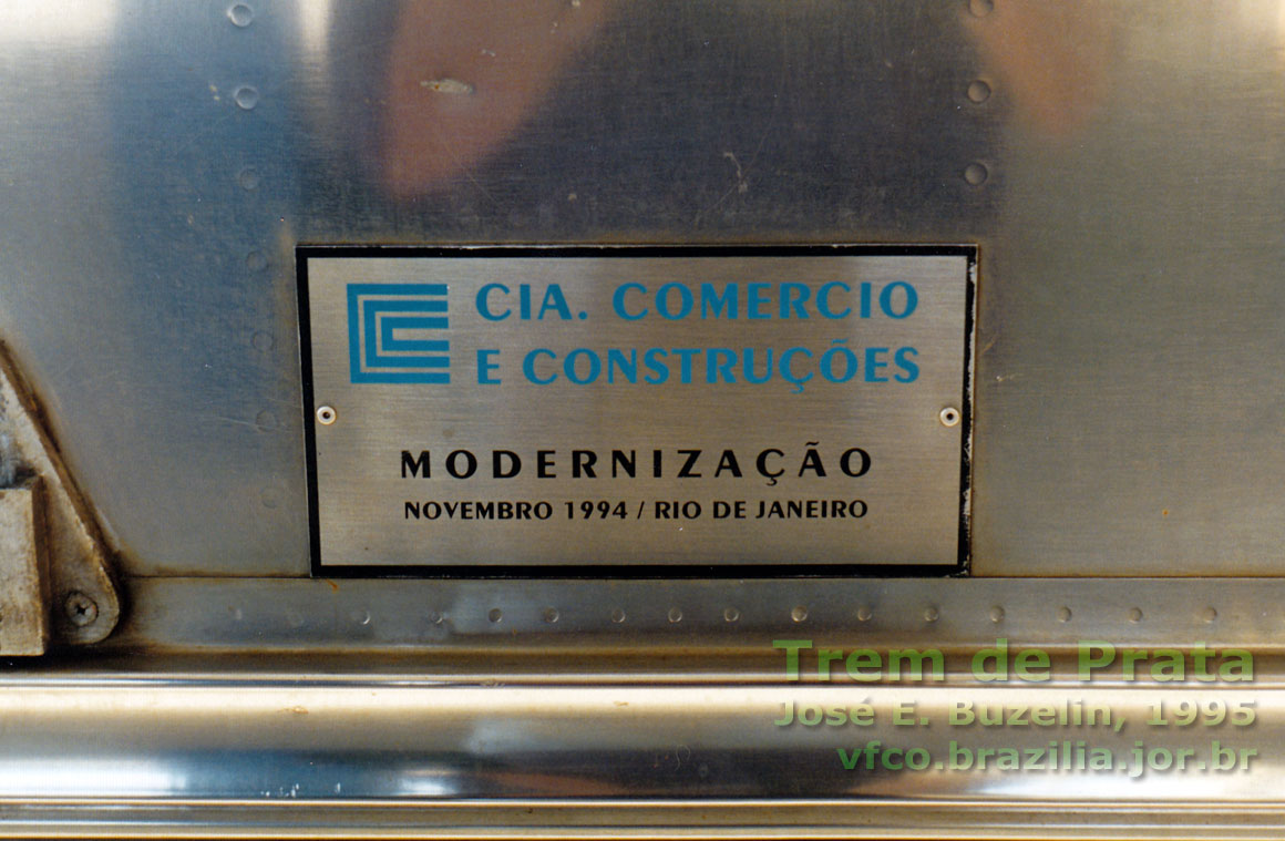 Placa da CCC - Cia. Comércio e Construções, à qual coube a modernização dos carros Budd para a operação do Trem de Prata
