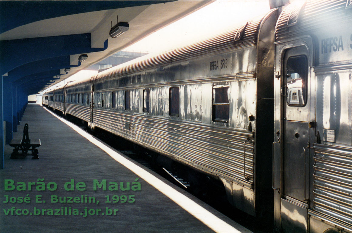 Trem de Prata na plataforma da estação Barão de Mauá  ex-Leopoldina, com trilhos na bitola de 1,60 metro