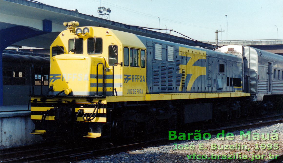 Locomotiva U20C "Juiz de Fora" com o Trem de Prata na estação Barão de Mauá, no Rio de Janeiro