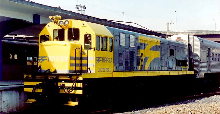 Locomotiva U20C engatada ao Trem de Prata, para comparação de altura com os vagões de passageiros