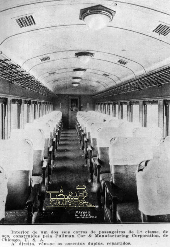 Interior de um dos seis vagões de passageiros de Primeira Classe com assentos duplos repartidos