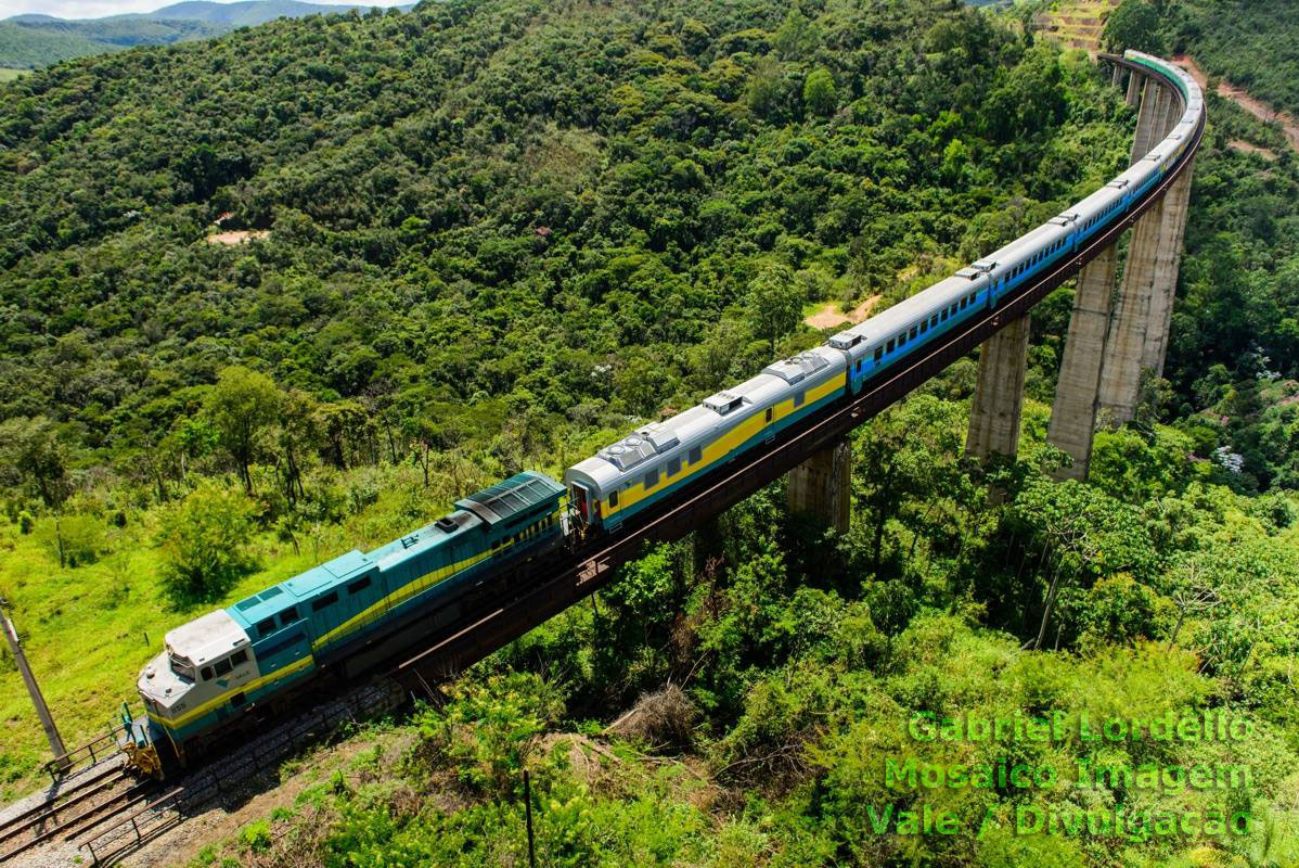Vista aérea do trem de passageiros Vitória-Minas em 2014