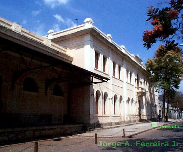 A entrada dos passageiros e a venda de passagens para o trem Vitória-Minas é na porta central deste sobrado