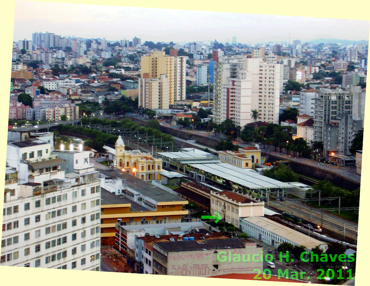 A entrada dos passageiros e a venda de passagens se dá no sobrado à direita da antiga Estação Central de Belo Horizonte