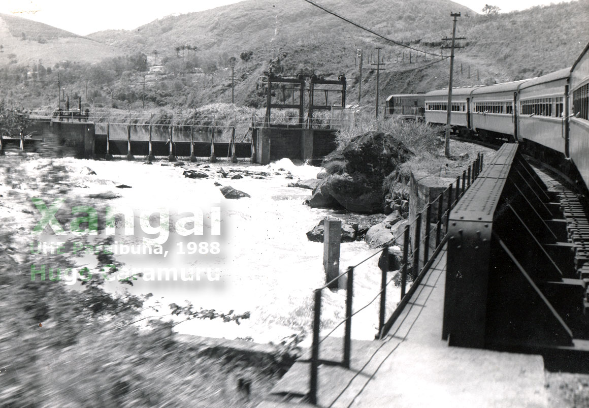 Trem Xangai passando pela represa da Cemig (Centrais Elétricas de Minas Gerais) no rio Paraibuna, no trecho entre Juiz de Fora e Matias Barbosa, após a estação de Retiro