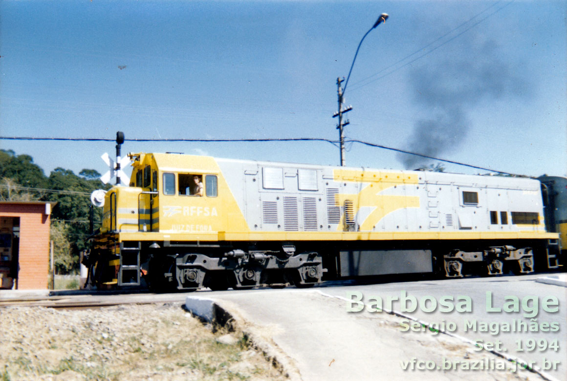 Locomotiva “Juiz de Fora” na passagem de nível junto ao estribo de Barbosa Lage