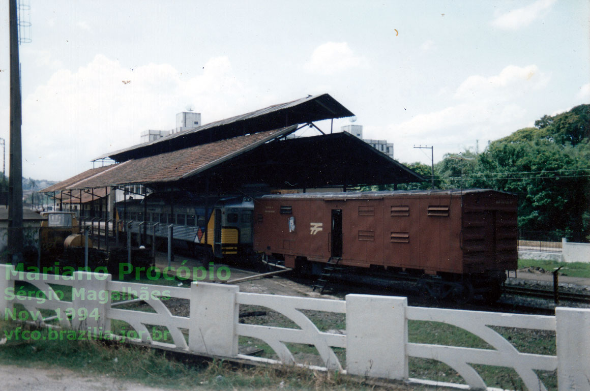 Automotriz do trem “Expresso da Mantiqueira” na estação ferroviária Mariano Procópio (Juiz de Fora), aguardando horário para Santos Dumont