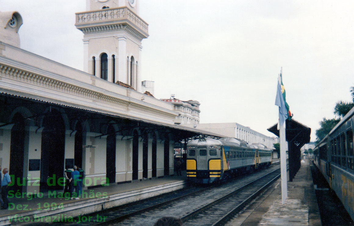 Trem Xangai e litorinas do Expresso da Mantiqueira na estação ferroviária de Juiz de Fora