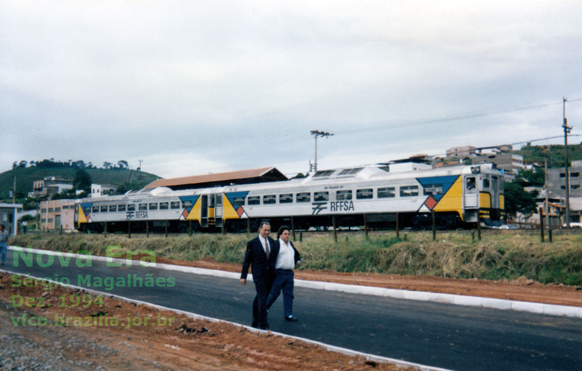 Automotrizes do trem Expresso da Mantiqueira, aguardando o presidente Itamar Franco em frente ao Colégio Militar