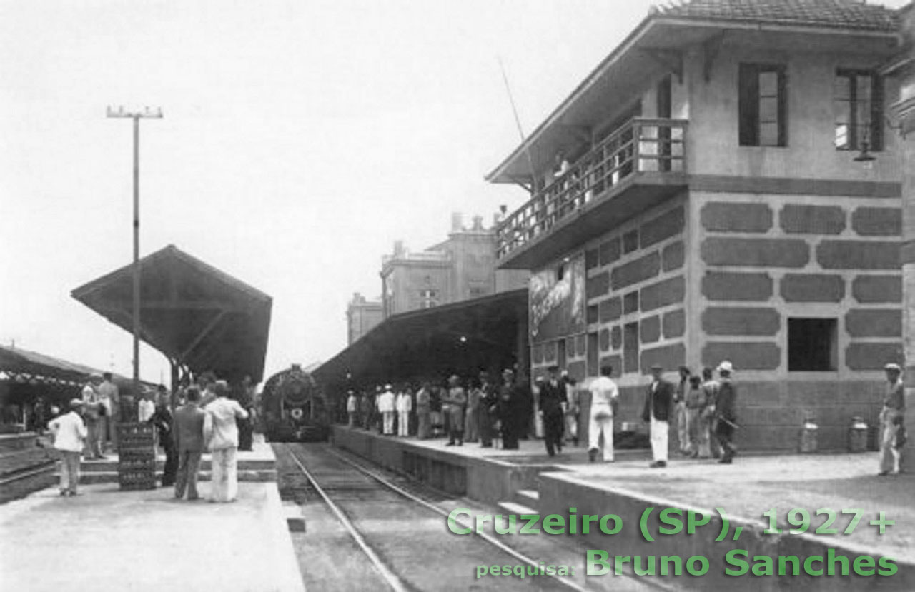 Cabine de sinalização da estação ferroviária de Cruzeiro (SP), com uma locomotiva a vapor de três cilindros