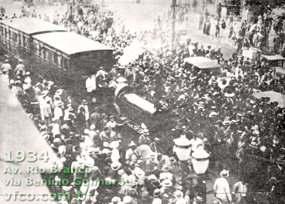 A locomotiva Baronesa desfilando na Avenida Rio Branco, cercada pela população, em 1934