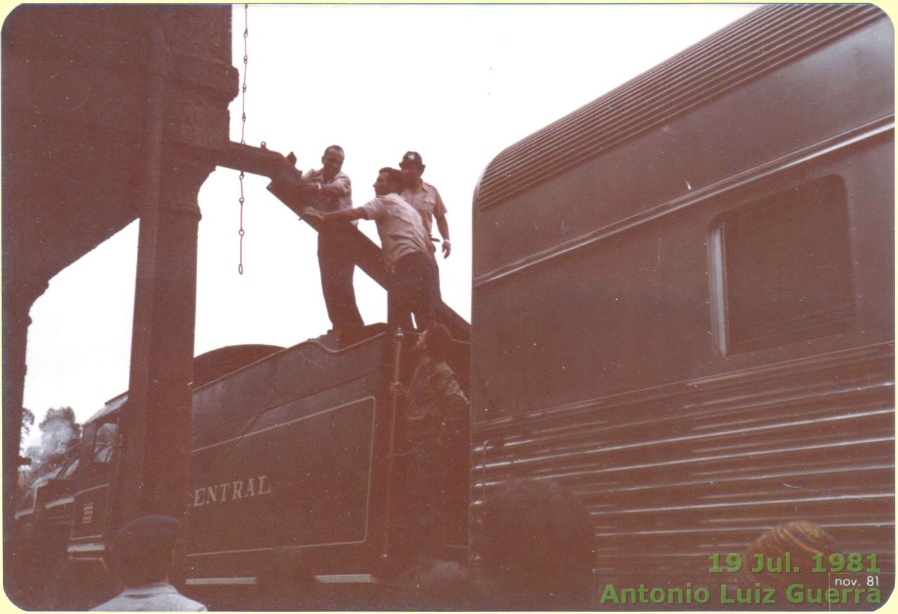 Abastecimendo de água da locomotiva 353 “Velha Senhora” na viagem inaugural, em 1981
