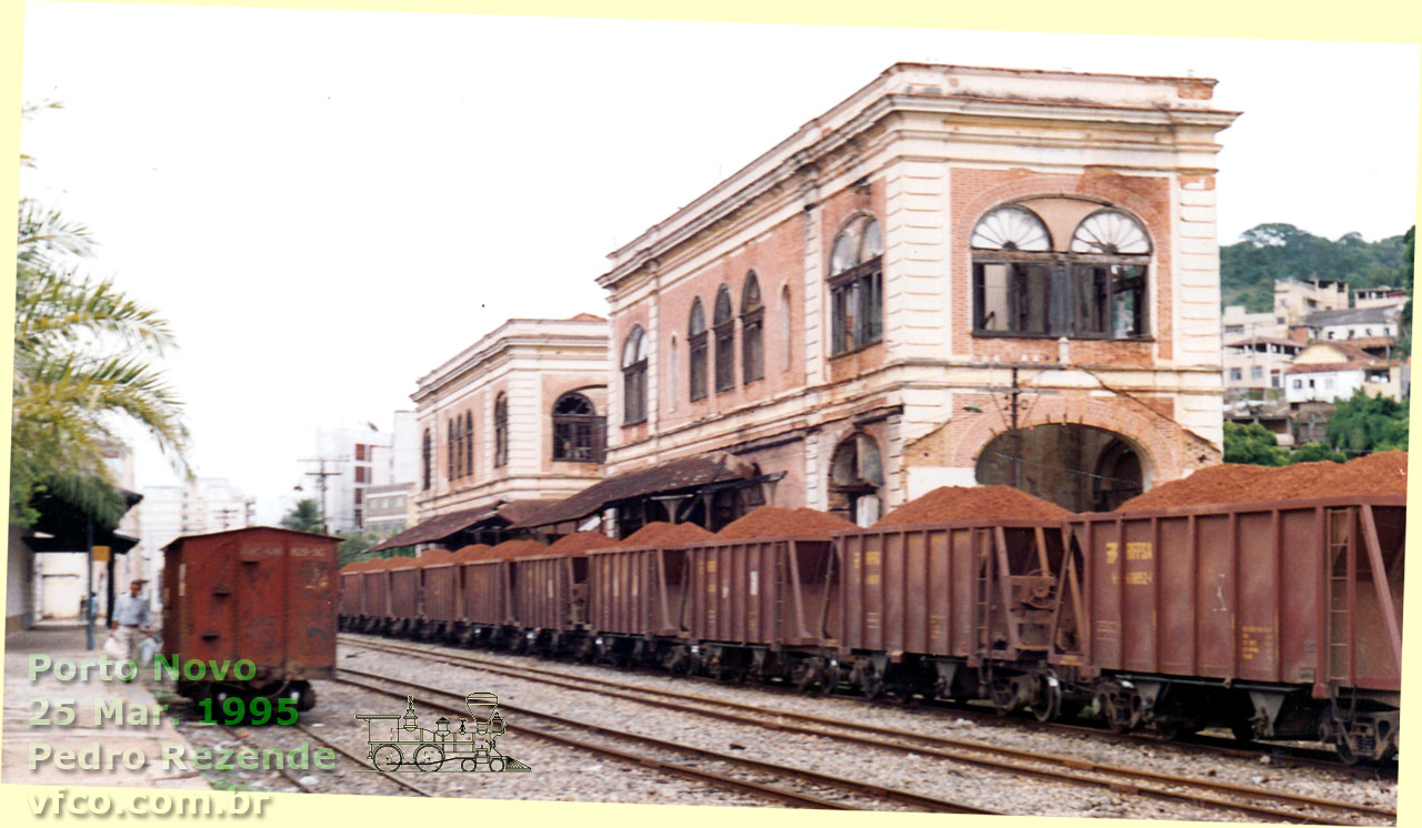Trem de bauxita na estação ferroviária de Porto Novo do Cunha, em Além Paraíba (MG)