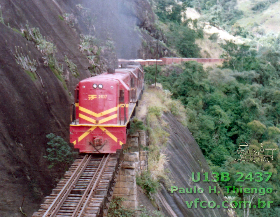 Locomotiva GE U13B nº 2437 SR8 RFFSA no comando de um trem na subida da serra no Espírito Santo