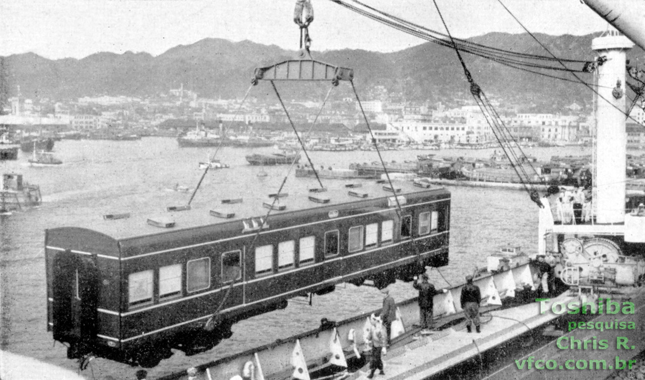 Embarque do trem-unidade elétrico Toshiba da Estrada de Ferro Sorocabana no porto de Kobe