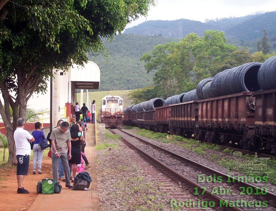 Chegada do trem da EFVM à estação ferroviária Dois Irmãos, município de Barão de Cocais