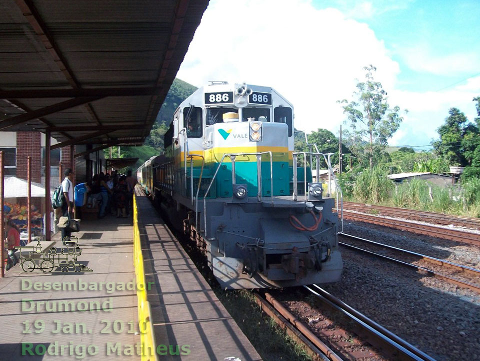 Locomotiva BB45-2 nº 886 da EFVM com o trem de passageiros na estação ferroviária Desembargador Drumond, município de Nova Era (MG)