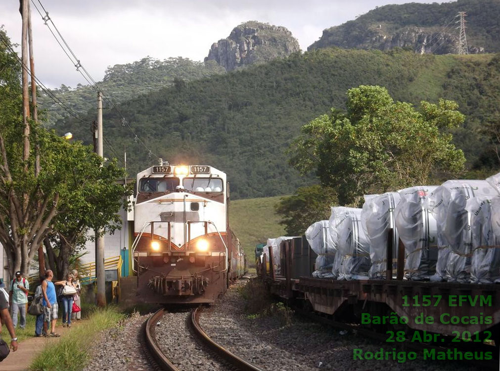 Locomotiva BB40-9WM nº 1157 EFVM com o trem de passageiros Vitória - Belo Horizonte na estação Dois Irmãos, em Barão de Cocais