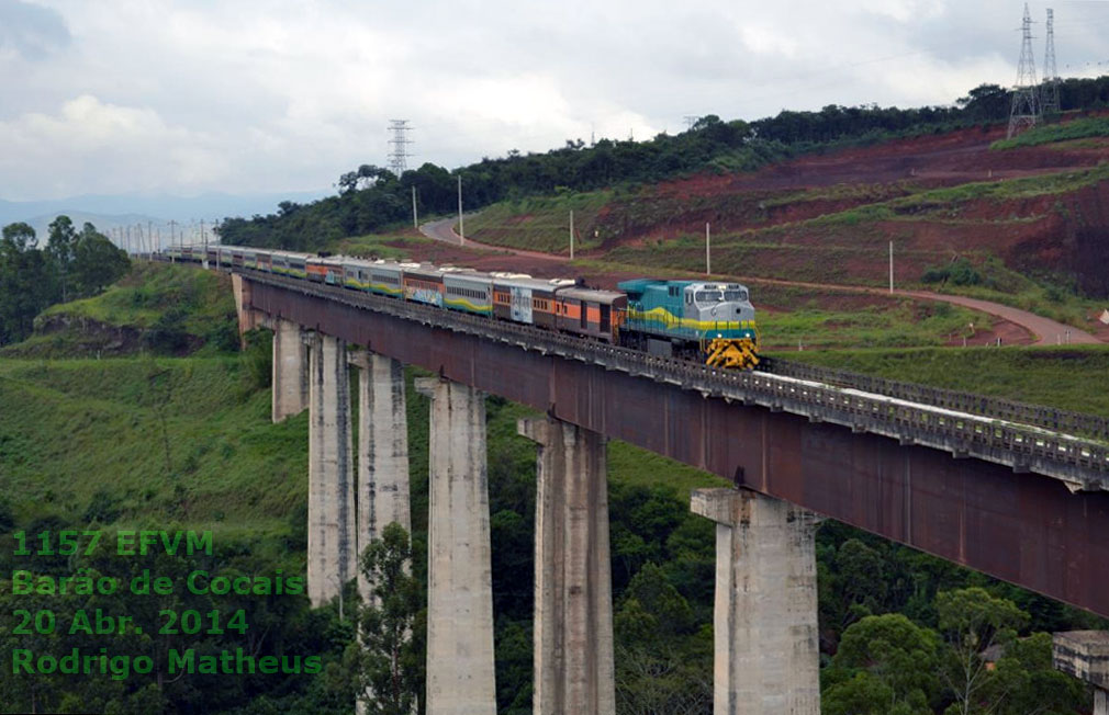 Locomotiva BB40-9WM nº 1157 EFVM com o trem de passageiros Vitória - Belo Horizonte sobre o viaduto em Barão de Cocais, próximo à estação Dois Irmãos