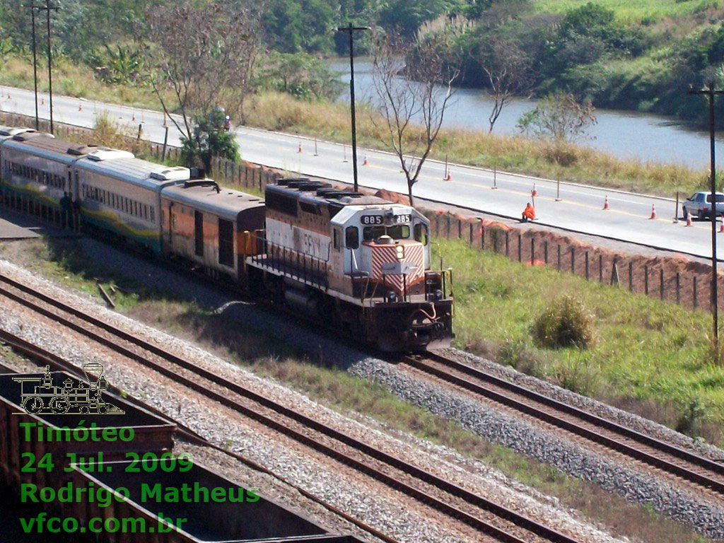 Locomotiva BB45-2 nº 885 no comando do trem de passageiros Vitória - Belo Horizonte em Timóteo (MG), 2009