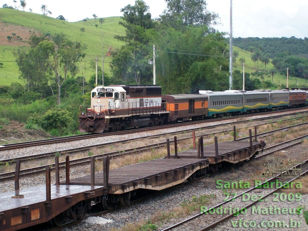 Locomotiva BB45-2 nº 885 no comando do trem de passageiros Vitória - Belo Horizonte em Santa Bárbara (MG), 2009