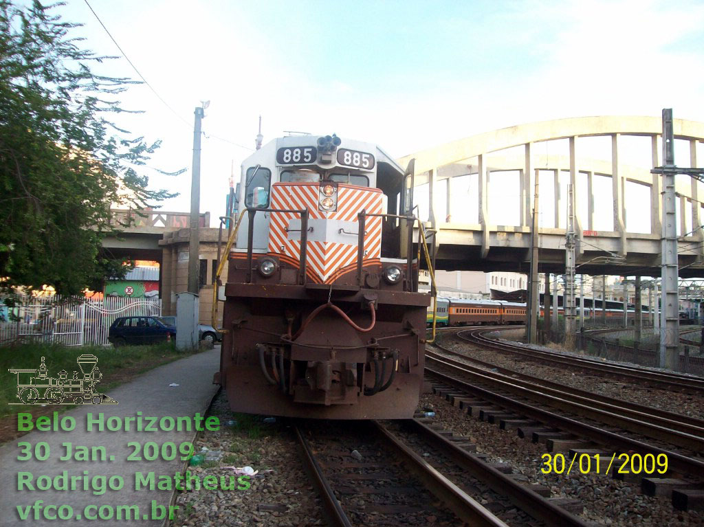 Locomotiva BB45-2 nº 885 pronta para partir de Belo Horizonte (MG) com trem de passageiros, 2009