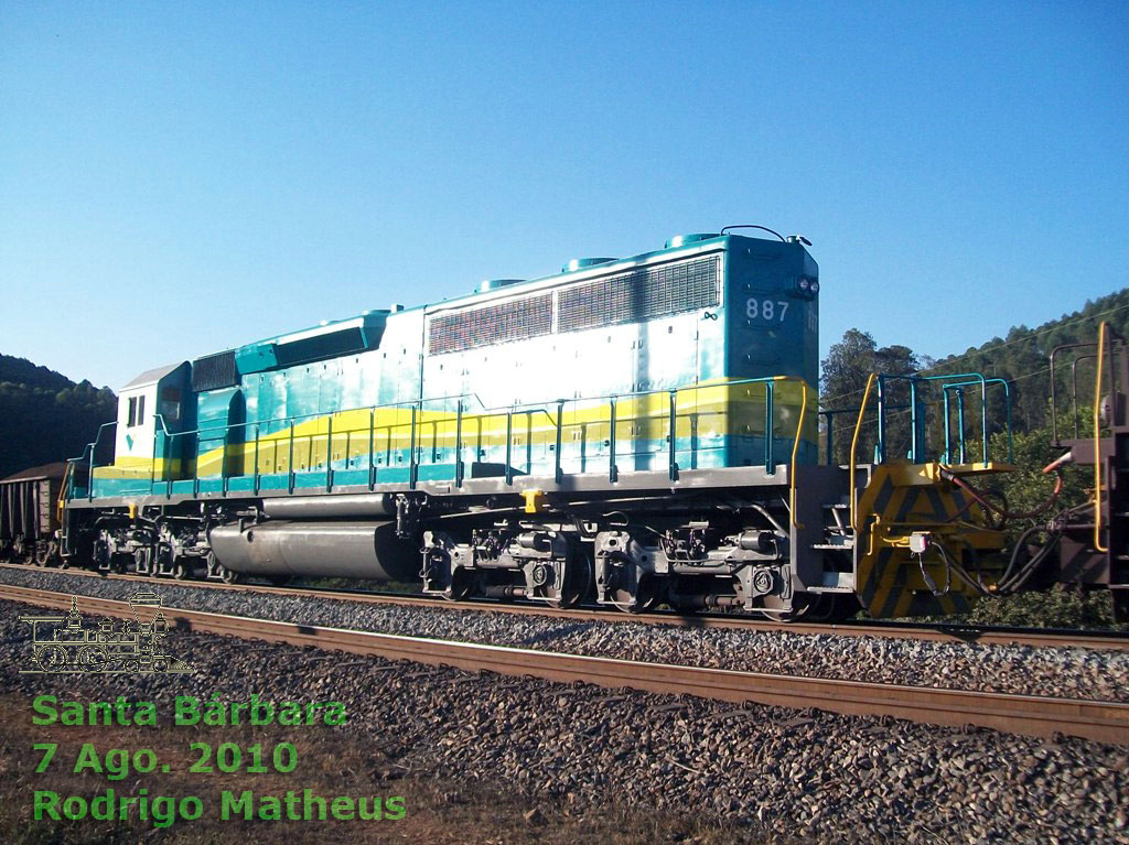 Locomotiva BB45-2 nº 887 EFVM já nas cores atuais, tracionando minério com as locomotivas nº 8525 e 1266 em Agosto de 2010