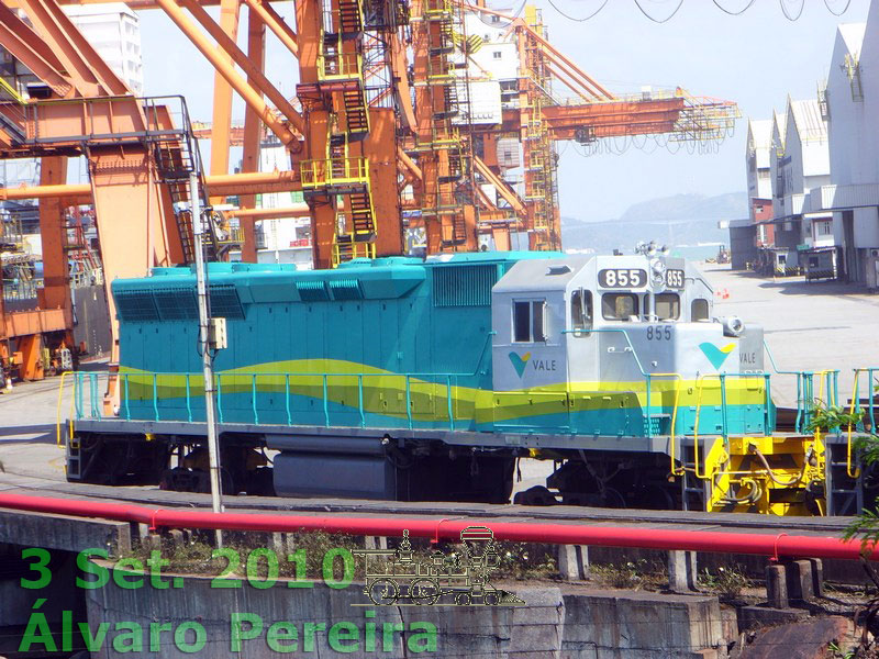 Locomotiva DDM45 nº 855 EFVM aguardando embarque para Moçambique em 2010
