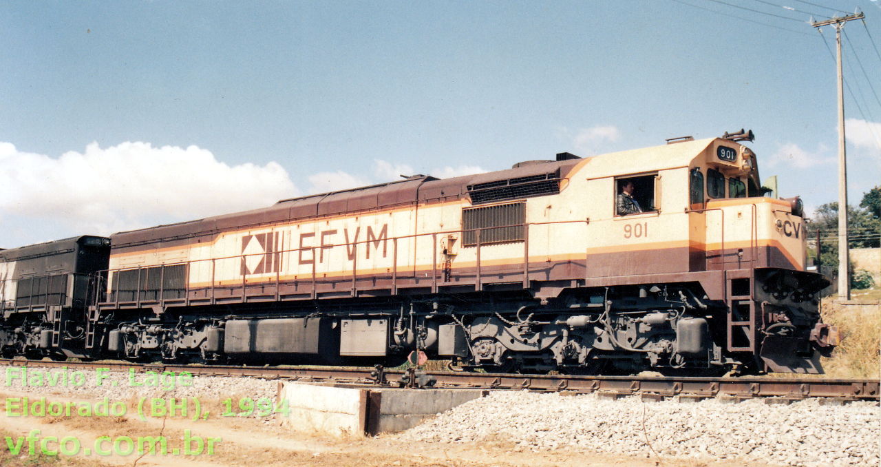 Locomotiva EMD GT26CU2 da Estrada de Ferro Vitória a Minas, com padrão de pintura que não foi aprovado