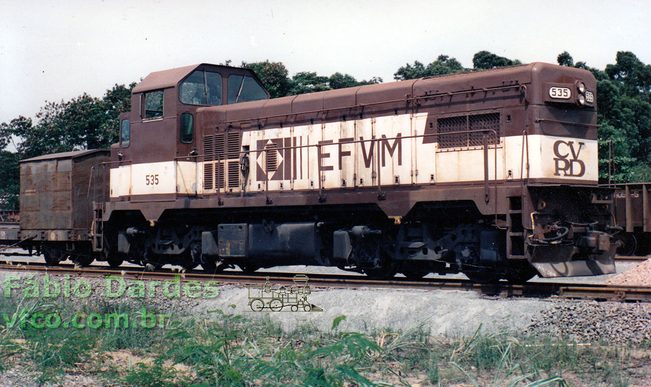 Lateral da locomotiva nº 535 da Estrada de Ferro Vitória a Minas - EFVM