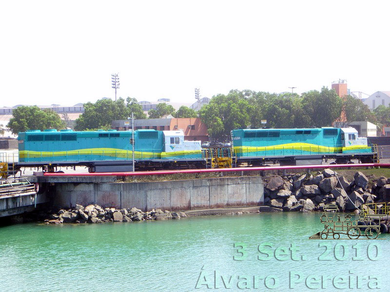 Locomotivas DDM45 nº 855 e 883 EFVM aguardando embarque para Moçambique em 2010