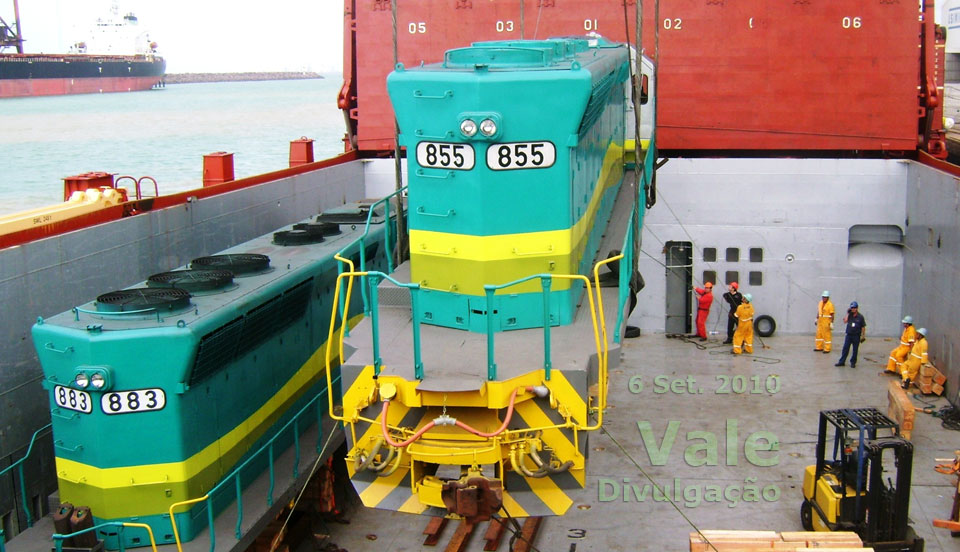 Locomotivas DDM45 nº 883 e 855 no navio que as levaria para o projeto Moatize, em Moçambique, em 6 Set. 2010