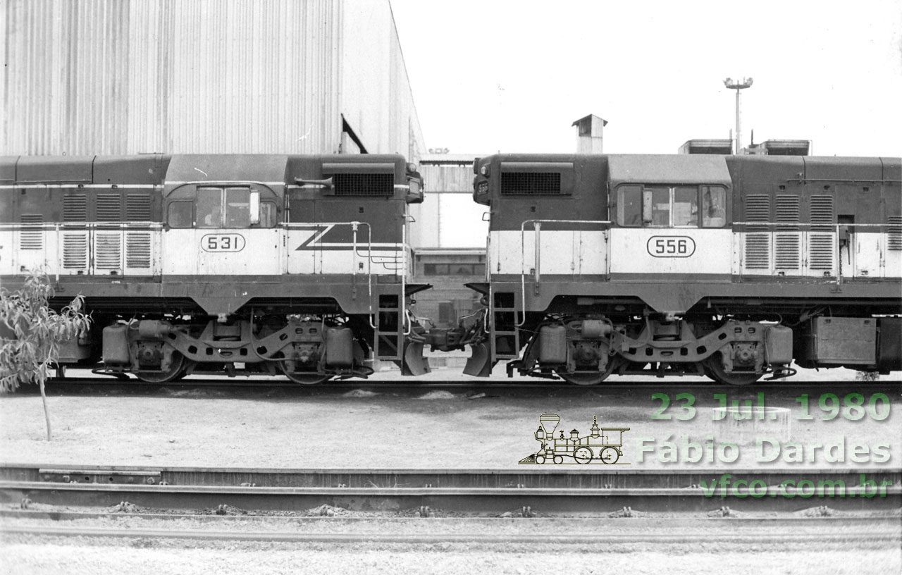 Foto das locomotivas G12 nº 531 e 556