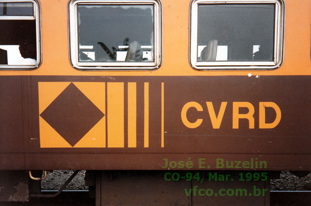 Vista lateral de um vagão do trem de passageiros, com a disposição da logomarca