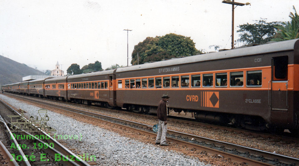 Trem de passageiros Vitória a Minas em 1990, já na pintura café e abóbora, vendo-se em primeiro plano o vagão de segunda classe C131