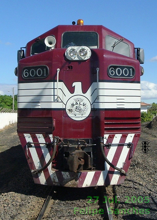 Vista frontal da locomotiva B12 nº 6001 da ABPF Tubarão (SC) com a “pintura da Águia” (EFVM) e o emblema da SALV