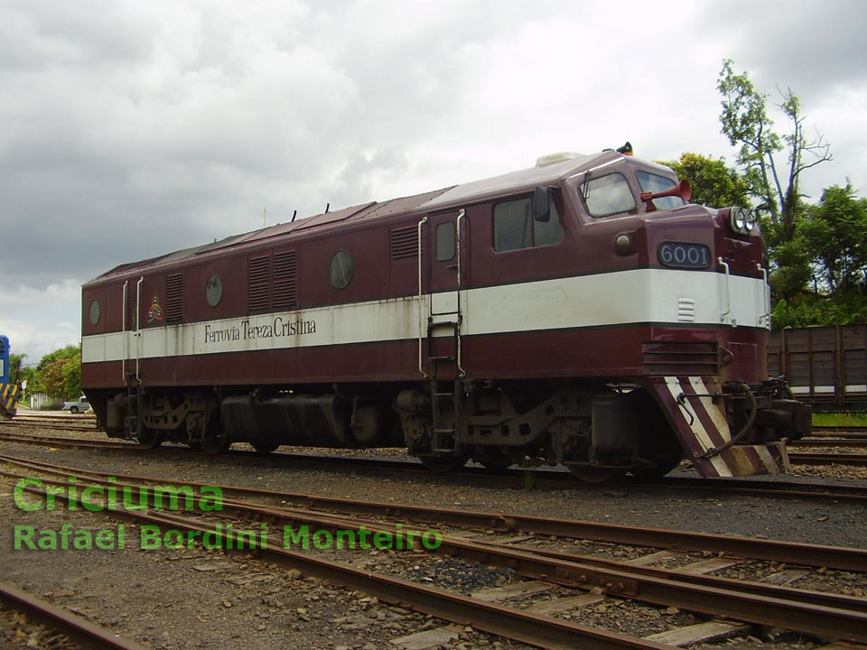 Vista lateral da locomotiva B12 nº 6001 no serviço de carvão da FTC - Ferrovia Teresa Cristina, em Criciúma (SC)