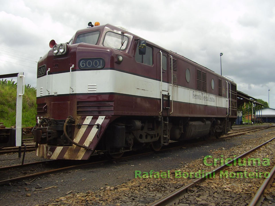 Vista frontal da locomotiva B12 nº 6001 no serviço de carvão da FTC - Ferrovia Teresa Cristina, em Criciúma (SC)