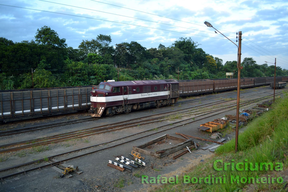 Locomotiva B12 nº 6001 no serviço de carvão da FTC - Ferrovia Teresa Cristina, em Criciúma (SC)