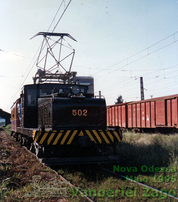 Vista frontal da locomotiva “Baratinha” n° 502 restaurada nos padrões da CPEF