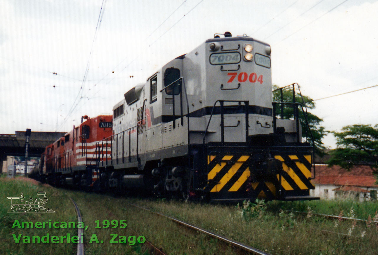 Quadra de locomotivas GM GP9L / GP18 comandadas pela nº 7004 na última pintura Fepasa em Americana, Nov. 1995