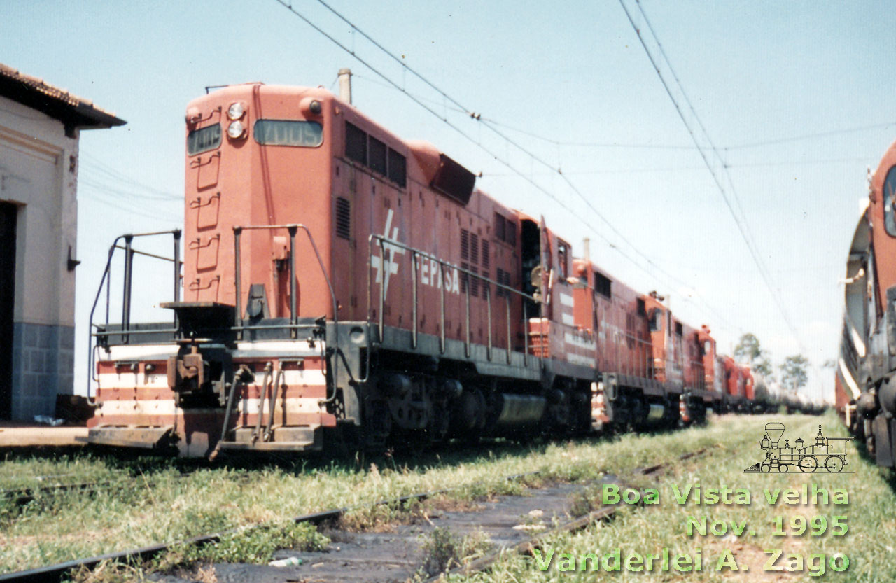 Triplex de locomotivas GM GP9L / GP18 comandadas pela nº 7005 Fepasa em Boa Vista velha, Nov. 1995