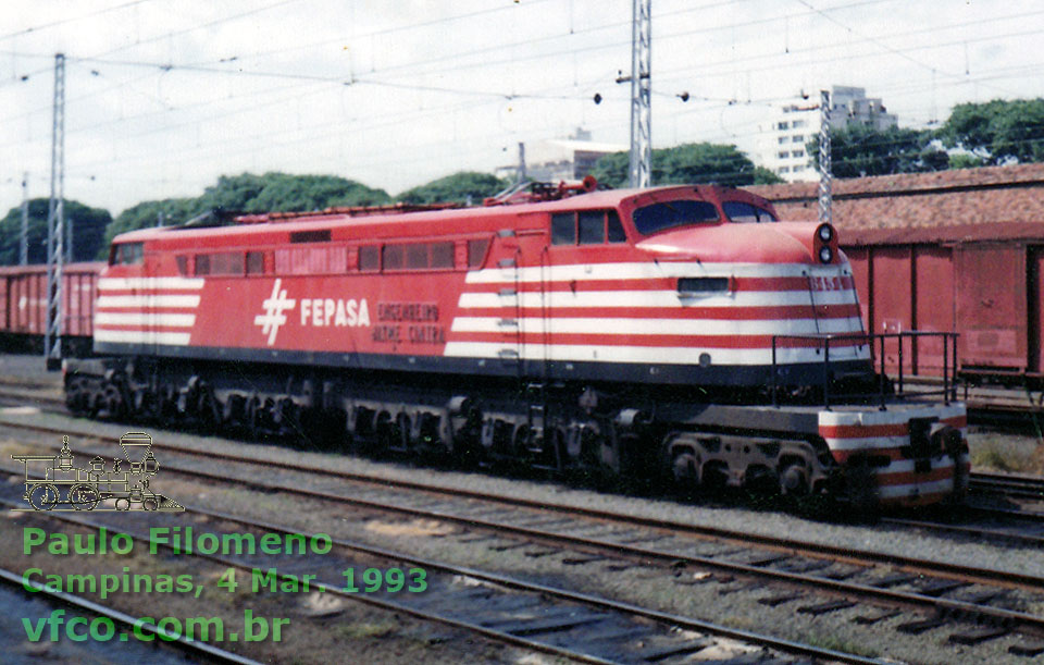 Locomotiva Russa nº 6454 com as janelas modificadas, na estação ferroviária de Campinas, em 1993