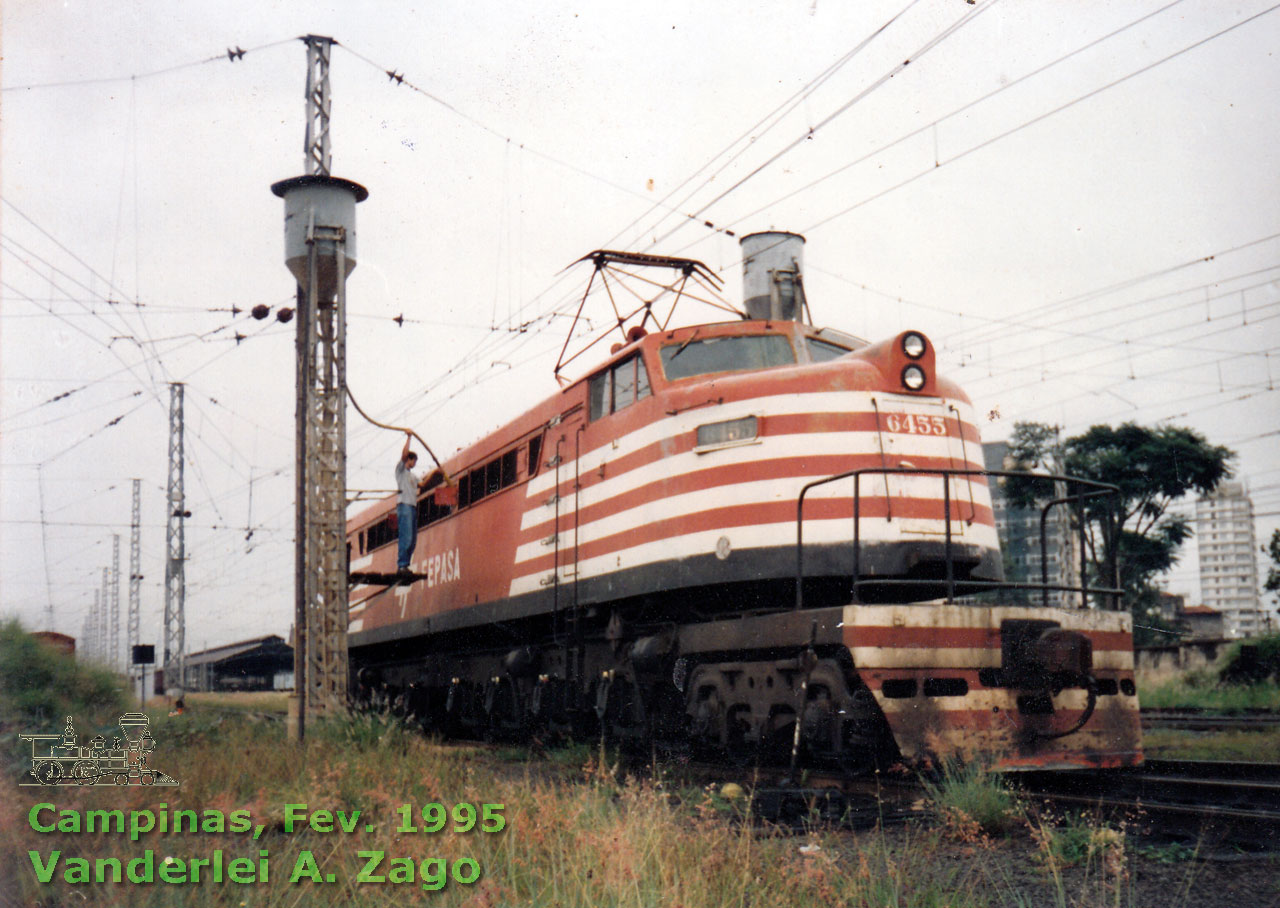 Locomotiva elétrica “Russa” nº 6455 se abastecendo no areeiro de Campinas, em Fev. 1995
