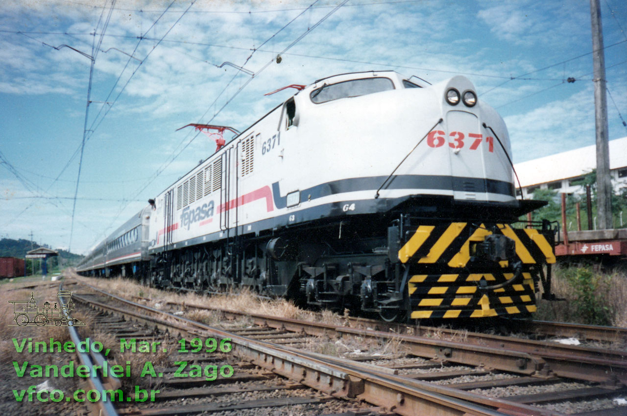 Locomotiva V8 nº 6371 Fepasa com o novo Trem Bandeirante (bitola larga) passando Por Vinhedo em sua primeira viagem de apresentação, 23 Mar. 1996