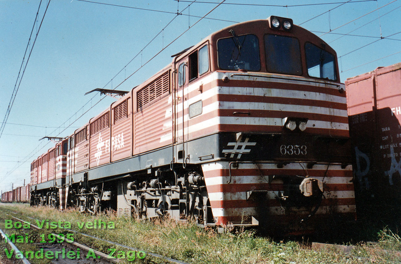 Duplex liderada pela locomotiva elétrica GE CC “Vanderlea” nº 6353 em Boa Vista velha, aguardando lotação para o interior, em 1995